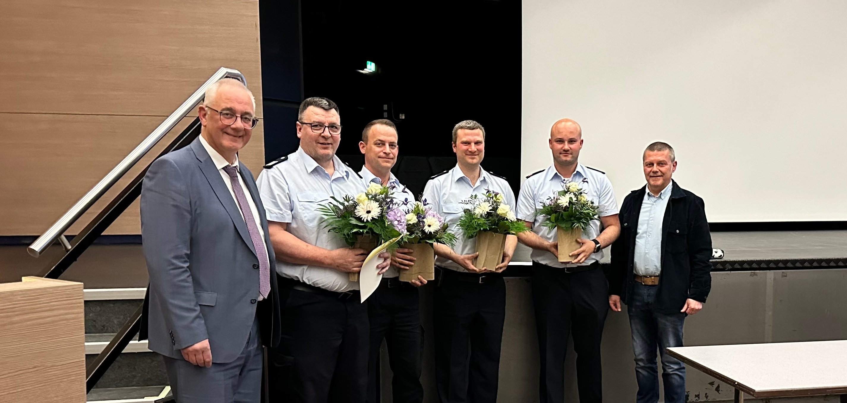 Bürgermeister Uwe Jäger (l.) und Vorsitzender der Gemeindevertretung, Norbert Thiele (r.), mit (v.l.n.r.) dem scheidenden Gemeindebrandinspektor, Michael Kahl, dem scheidenden stellv. Gemeindebrandinspektor, Jan-Christoph Moog, sowie dem neu gewählten Gemeindebrandinspektor Markus Orth und dem neu gewählten stellv. Gemeindebrandinspektor, Kevin Jonson.  
