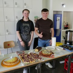 Kuchenverkauf durch das FEZ-Team.
