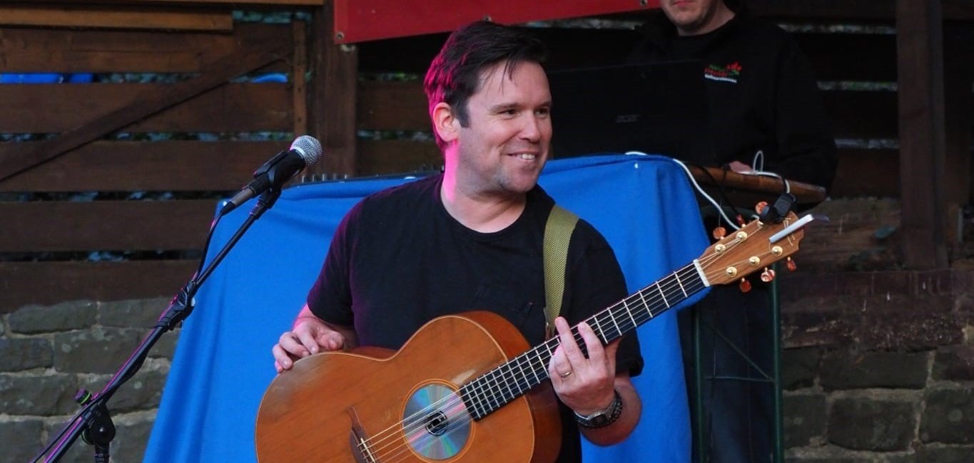 Rory Gallagher präsentierte seine Hits und brachte am 27.04. irisches Flair auf die Bühne am Naturfreundehaus Vollmarshausen.