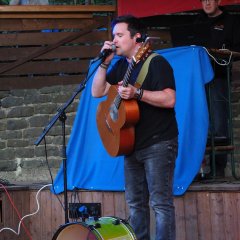 Stimmung pur mit Gesang, Gitarre, Fußtrommel und Verstärker!
