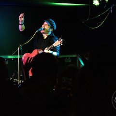 Rory and the Island ist wohl das Beste, was die Irische Insel an Rock und Pop zu bieten hat. Am Samstag, 27.04.2024, ab 20:00 Uhr, am Naturfreundehaus Vollmarshausen, haben die Naturfreunde Vollmarshausen den zweiten Sieger des irischen Vorentscheids zum Eurovision Song Contest mit einem „Privat-Konzert“ zu Gast.