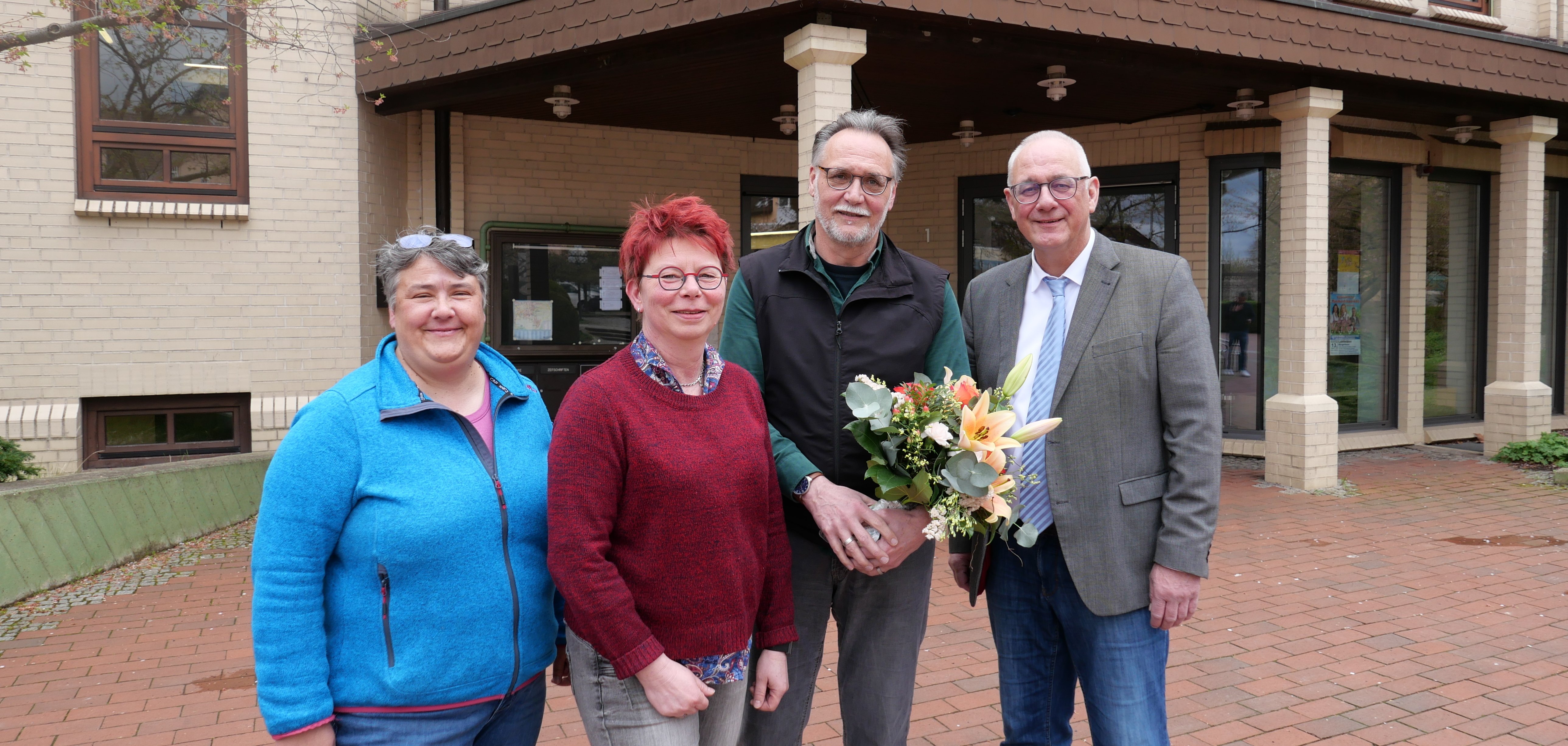Verabschiedeten am 3. April den langjährigen Leiter des Fachbereichs Bauen und Wohnen, Rolf Schweitzer (3.v.l.), in den wohlverdienten Ruhestand (v.l.n.r.): Personalratsmitglied Lena Steffek-Herbold, stellv. Sachbereichsleiterin sowie zukünftige Leiterin des Fachbereichs Bauen und Wohnen, Sylvia Holz, und Bürgermeister der Gemeinde Lohfelden, Uwe Jäger.   