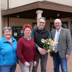 Verabschiedeten am 3. April den langjährigen Leiter des Fachbereichs Bauen und Wohnen, Rolf Schweitzer (3.v.l.), in den wohlverdienten Ruhestand (v.l.n.r.): Personalratsmitglied Lena Steffek-Herbold, stellv. Sachbereichsleiterin sowie zukünftige Leiterin des Fachbereichs Bauen und Wohnen, Sylvia Holz, und Bürgermeister der Gemeinde Lohfelden, Uwe Jäger.   