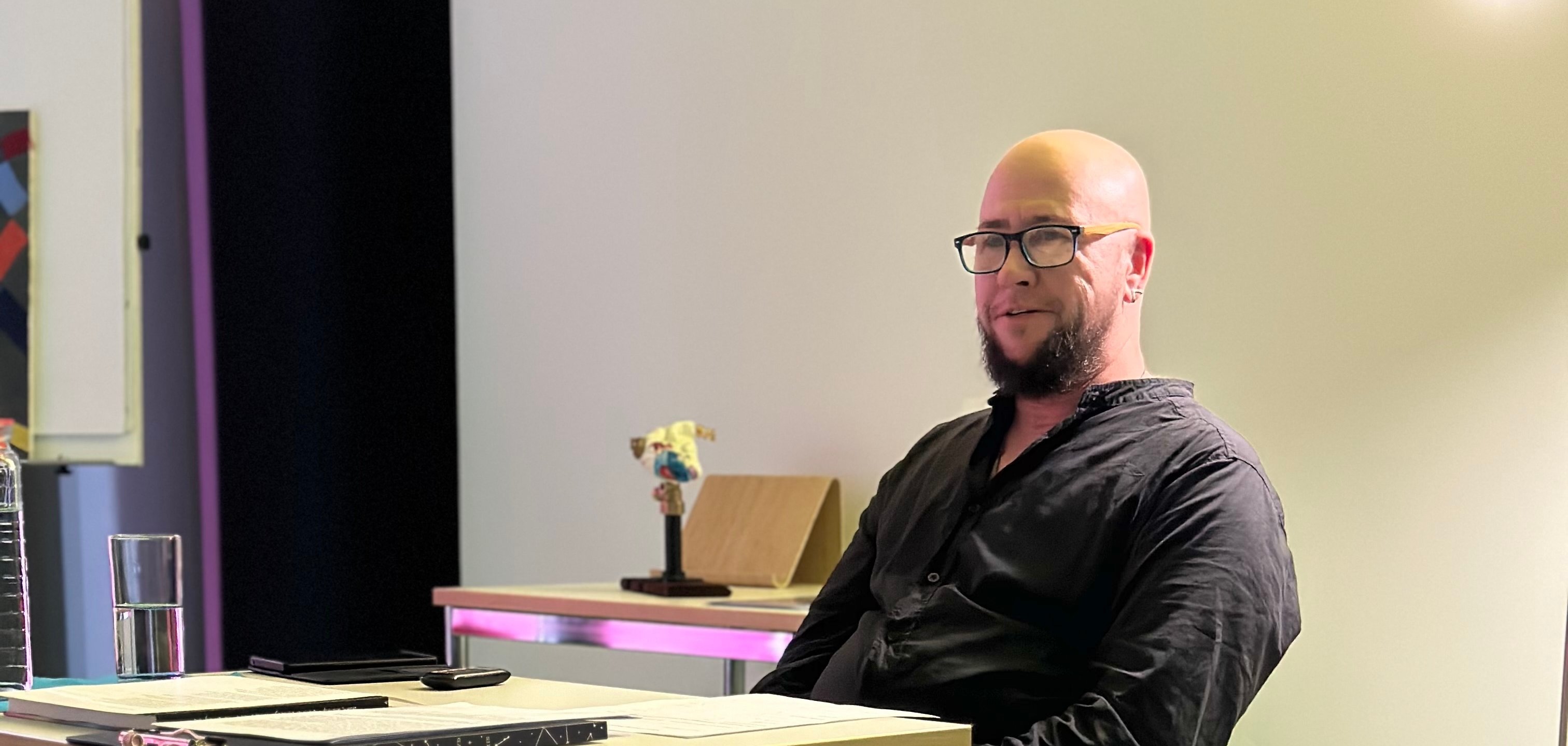 Der Hamburger Autor Thomas Mehrhof las aus seinen „Kunstbuch“, aber auch aus Texten zu seinem neuen Buch.