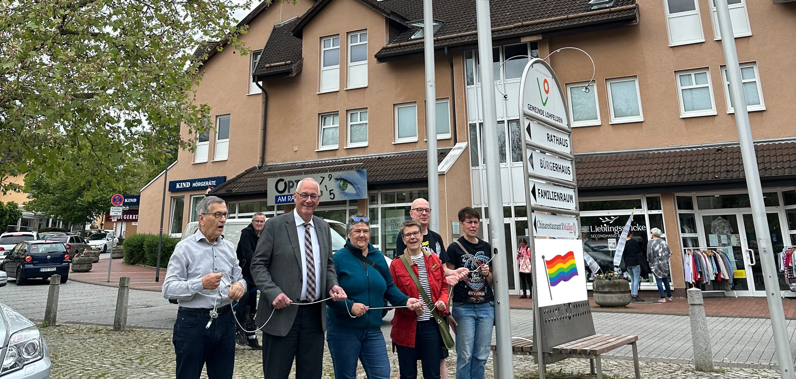 Die Teilnehmerinnen und Teilnehmer hissten gemeinsam die Regenbogenflagge  am 17. Mai anlässlich des „Internationalen Tags gegen Homo-, Bi-, Inter- und Transphobie (IDAHOBIT)“.