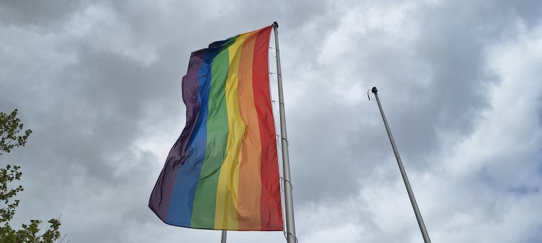 Die Regenbogenflagge als ein buntes Zeichen für Vielfalt und gegen Diskriminierung. Die Regenbogenflagge als ein buntes Zeichen für Vielfalt und gegen Diskriminierung.