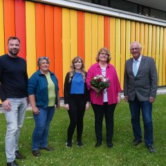Die Mitarbeiterin der Gemeinde- und Schulbücherei, Gabriele Nemenz (4.v.l.), wurde am 13. Juni 2024 von (v.l.n.r.) Kai Hast, Leiter des Fachbereichs Verwaltung und Ordnung, Personalratsmitglied Lena Steffek-Herbold, der kommissarischen Leiterin der Gemeinde- und Schulbücherei, Louisa Theis, und Bürgermeister der Gemeinde Lohfelden, Uwe Jäger, in den wohl verdienten Ruhestand verabschiedet.