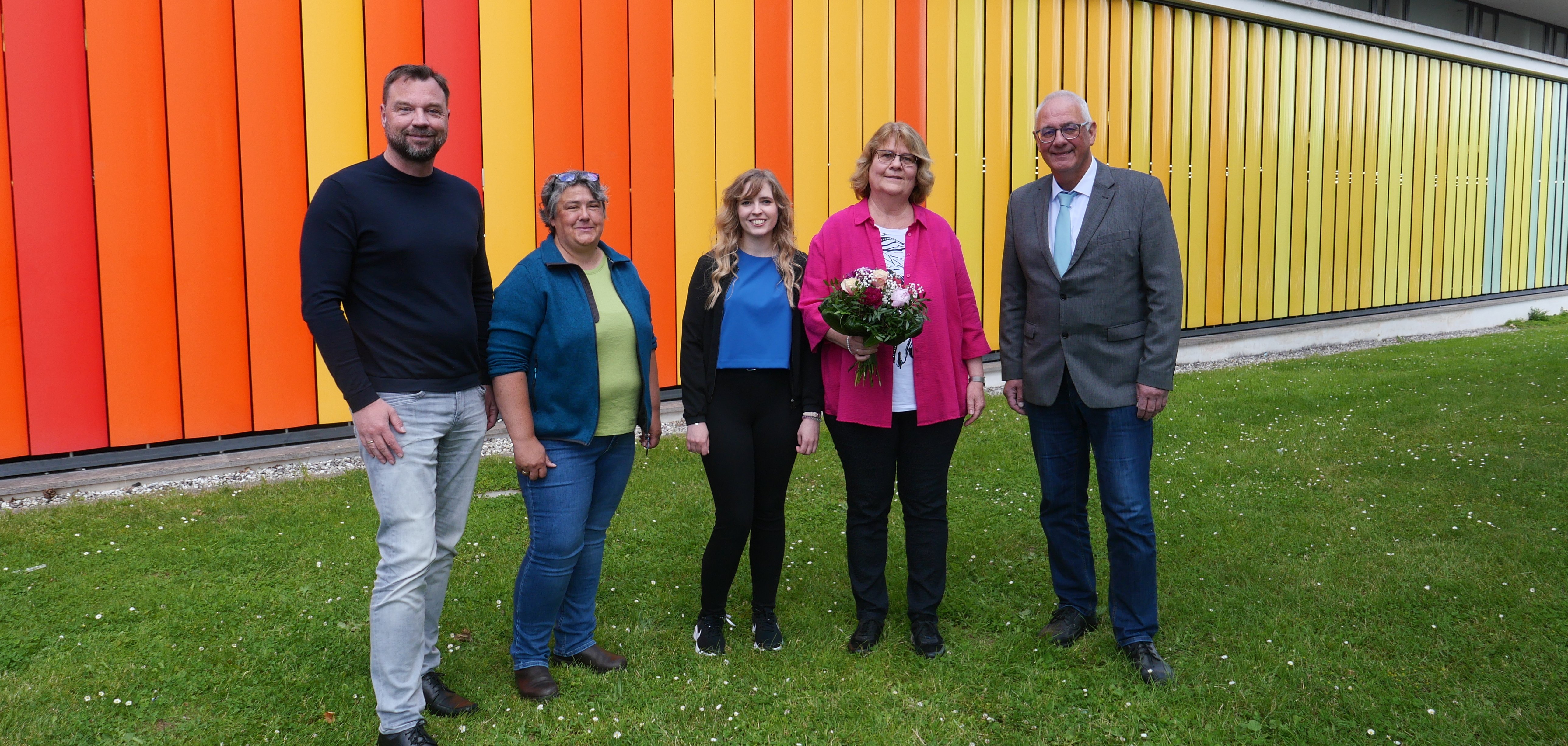 Die Mitarbeiterin der Gemeinde- und Schulbücherei, Gabriele Nemenz (4.v.l.), wurde am 13. Juni 2024 von (v.l.n.r.) Kai Hast, Leiter des Fachbereichs Verwaltung und Ordnung, Personalratsmitglied Lena Steffek-Herbold, der kommissarischen Leiterin der Gemeinde- und Schulbücherei, Louisa Theis, und Bürgermeister der Gemeinde Lohfelden, Uwe Jäger, in den wohl verdienten Ruhestand verabschiedet.