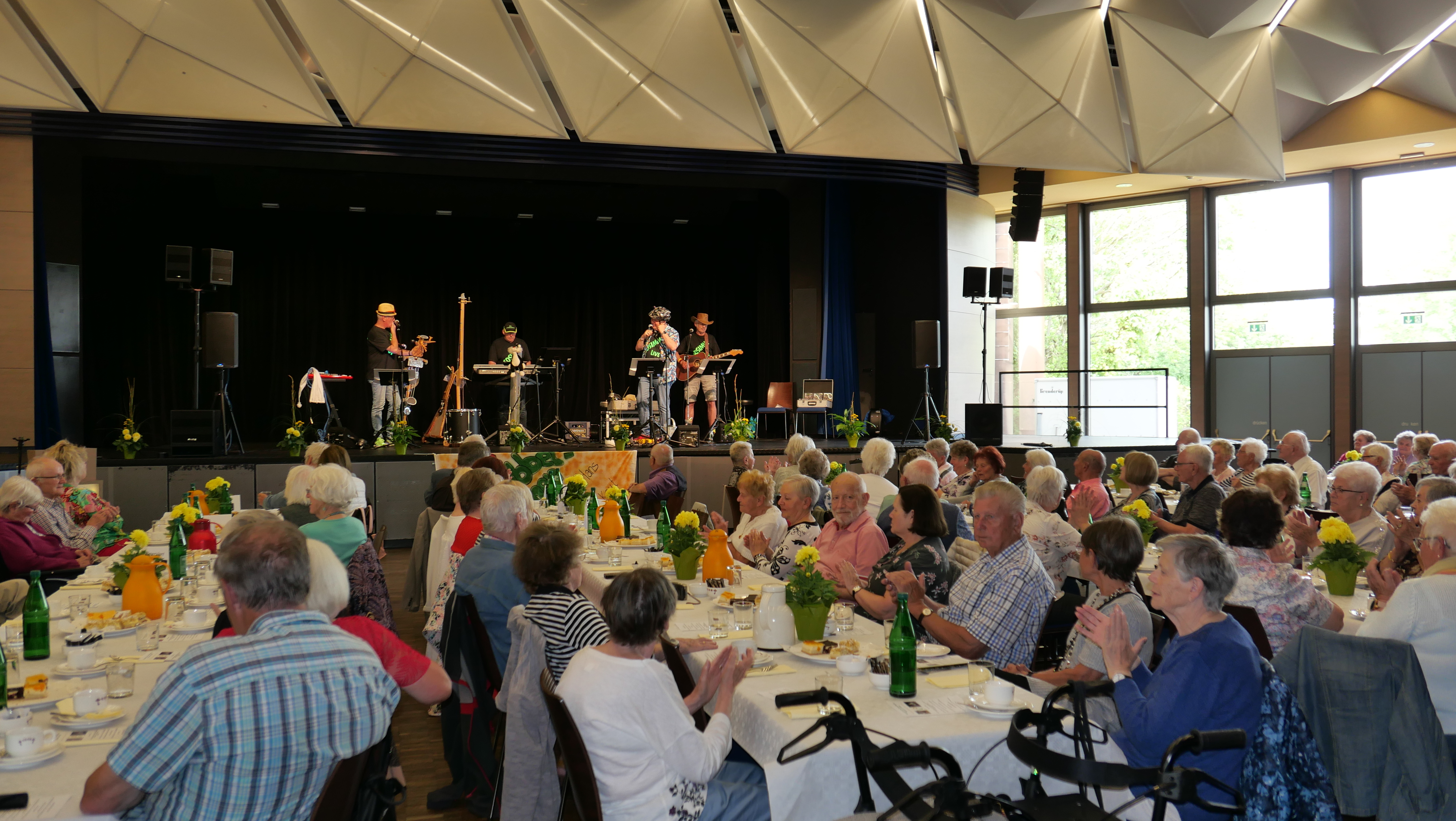 Beim Auftritt der „Bohnen“ herrschte gute Stimmung bei den Seniorinnen und Senioren.