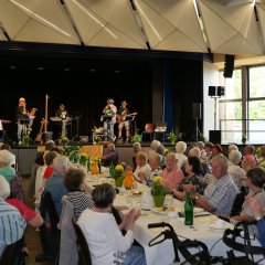 Beim Auftritt der „Bohnen“ herrschte gute Stimmung bei den Seniorinnen und Senioren.