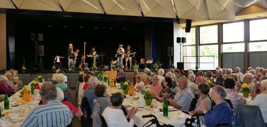 Beim Auftritt der „Bohnen“ herrschte gute Stimmung bei den Seniorinnen und Senioren.