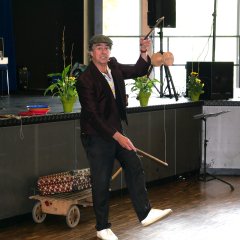 Gerd der Gaukler alias Gerd Mielke präsentierte Kunststücke mit dem Diabolo.