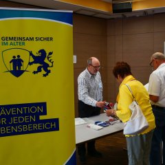 Seniorenberater Michael Friedrich (l.) informierte die Gäste im Bürgerhaus-Foyer rund um die Sicherheit im Alter.