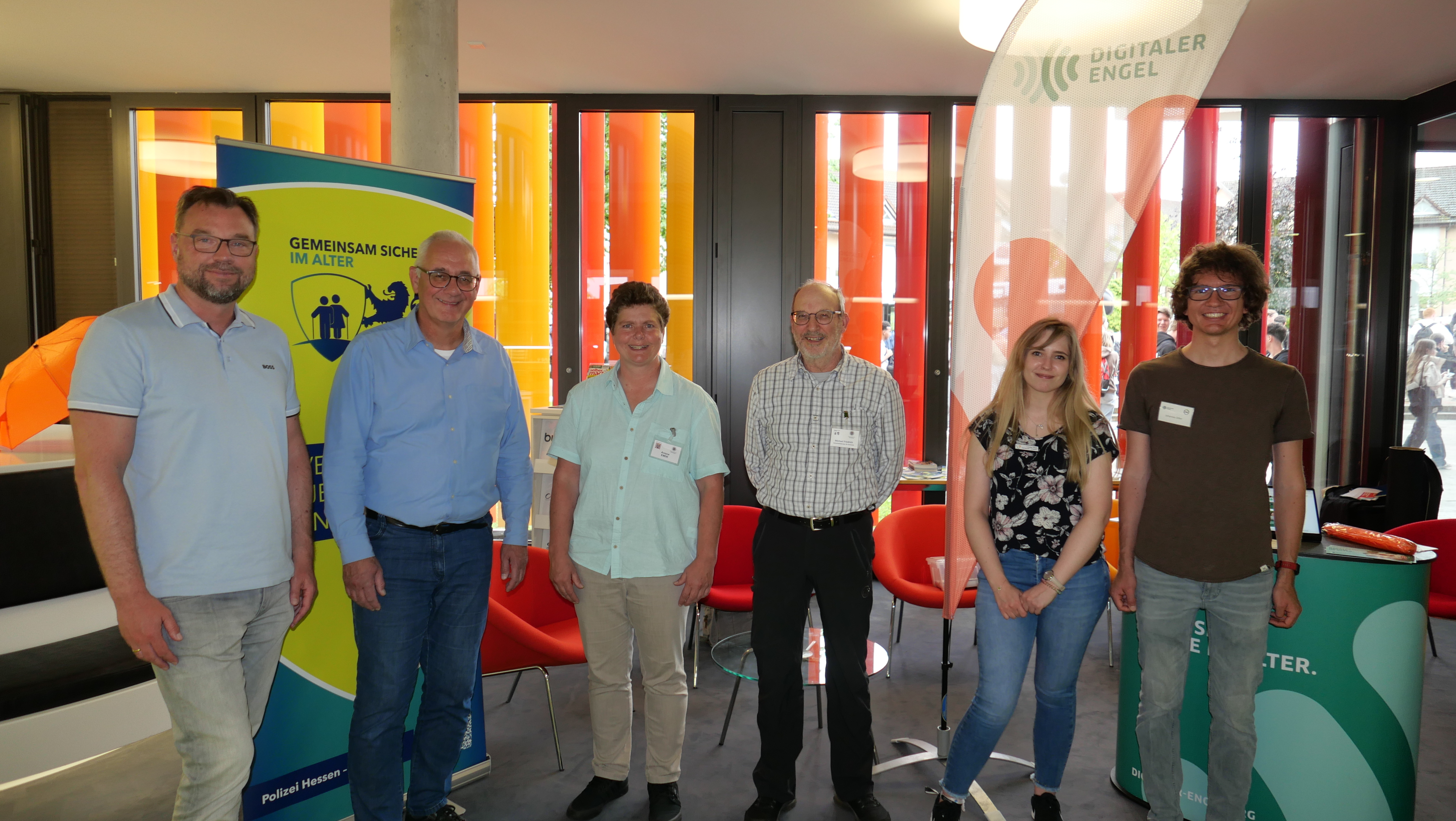 Statteten dem Digitalen Engel Johannes Diller (r.) am 16.06. in der Gemeinde- und Schulbücherei einen Besuch ab (v.l.n.r.): Leiter des Fachbereichs Verwaltung und Ordnung, Kai Hast, Bürgermeister Uwe Jäger, Aniane Emde vom Polizeipräsidium Nordhessen und Sicherheitsberater für Seniorinnen und Senioren in Lohfelden, Michael Friedrich, die ebenfalls mit Rat und Tat zur Seite standen, sowie kommissarische Leiterin der Bücherei und Organisatorin der Veranstaltung, Louisa Theis.