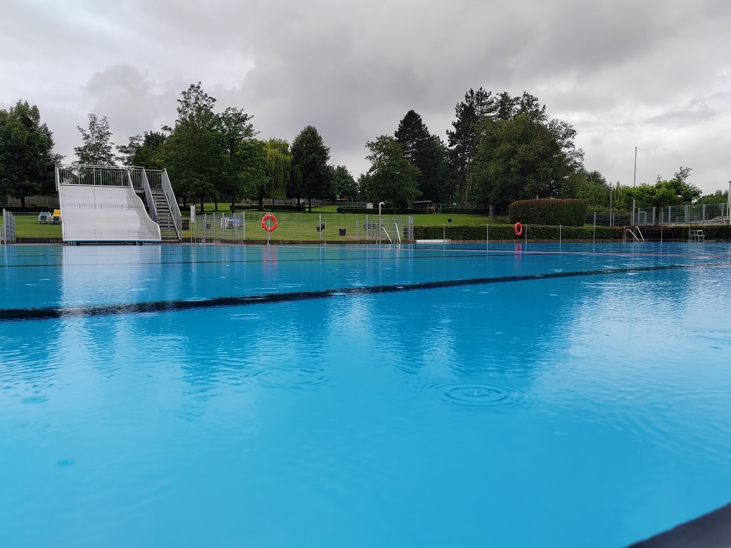 Einladung ins Freibad Lohfelden: Schwimmen bei jedem Wetter!