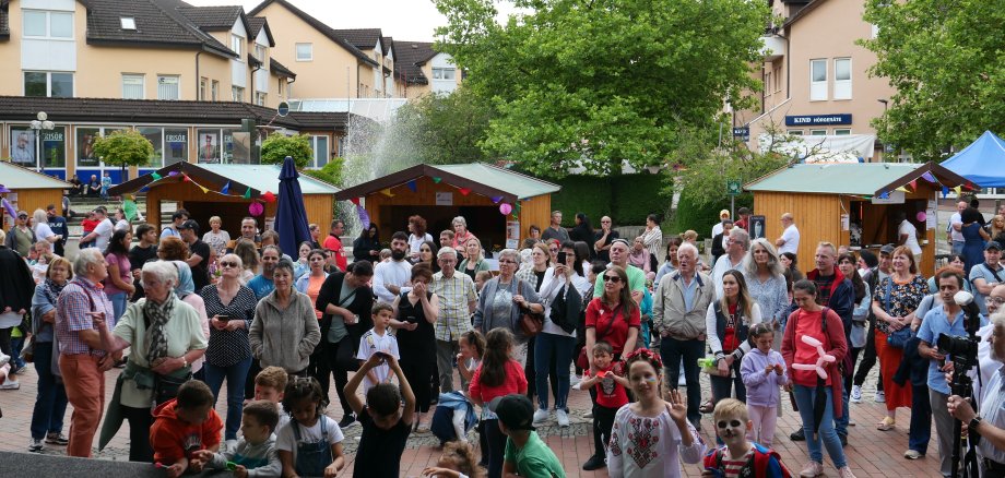 Die zahlreichen Gäste des 26. Internationalen Festes am 30.06. auf dem Dr.-Walter-Lübcke-Platz.