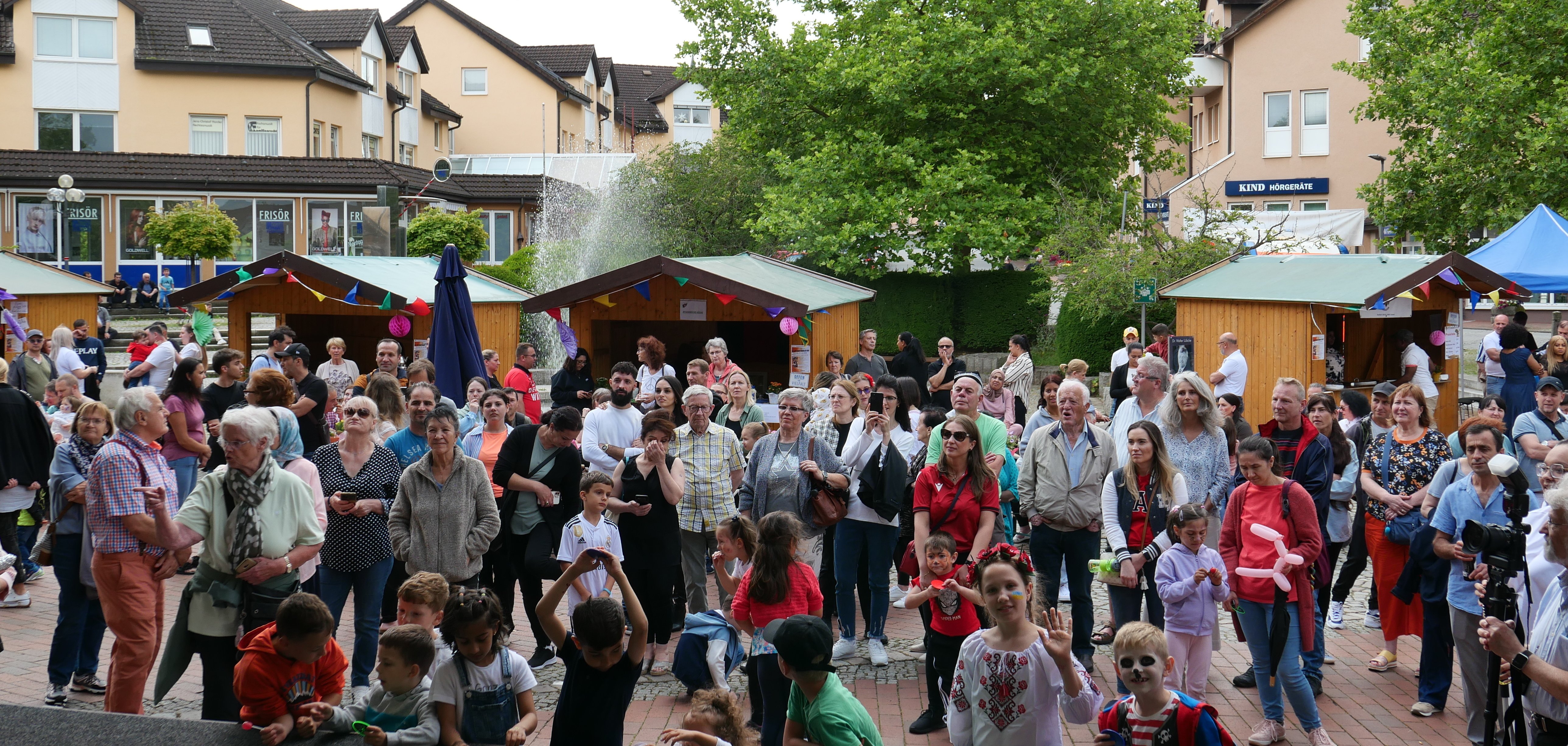 Die zahlreichen Gäste des 26. Internationalen Festes am 30.06. auf dem Dr.-Walter-Lübcke-Platz. Die zahlreichen Gäste des 26. Internationalen Festes am 30.06. auf dem Dr.-Walter-Lübcke-Platz.