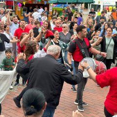 Die albanische Tanzgruppe tanzte und trommelte sich in die Herzen der Besucherinnen und Besucher.