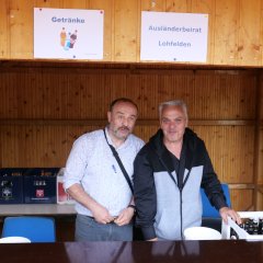 Getränkestand des Ausländerbeirates, links Salih Göktan.