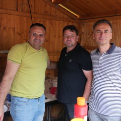 Albanische Spezialitäten vom Islamisch-Albanischen Kulturzentrum, rechts Urim Dervishi.