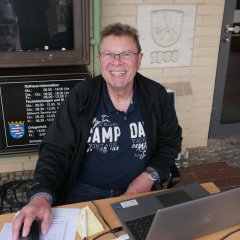 Hausmeister Günter Mengel betreute das Fest und sorgte für den passenden Einsatz der Musikstücke für die teilnehmenden Gruppen.