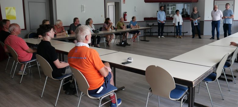 Die Teilnehmerinnen und Teilnehmer der Abschlussveranstaltung am 8. Juli im Familienraum am Bürgerhaus, darunter (v.l.n.r.): Radfahrbeauftragter Simon Dölle, Erste Beigeordnete Bärbel Fehr, Klimaschutzmanagerin Ursula Paul, Bürgermeister Uwe Jäger und Schulleiter Arno Scheinost.