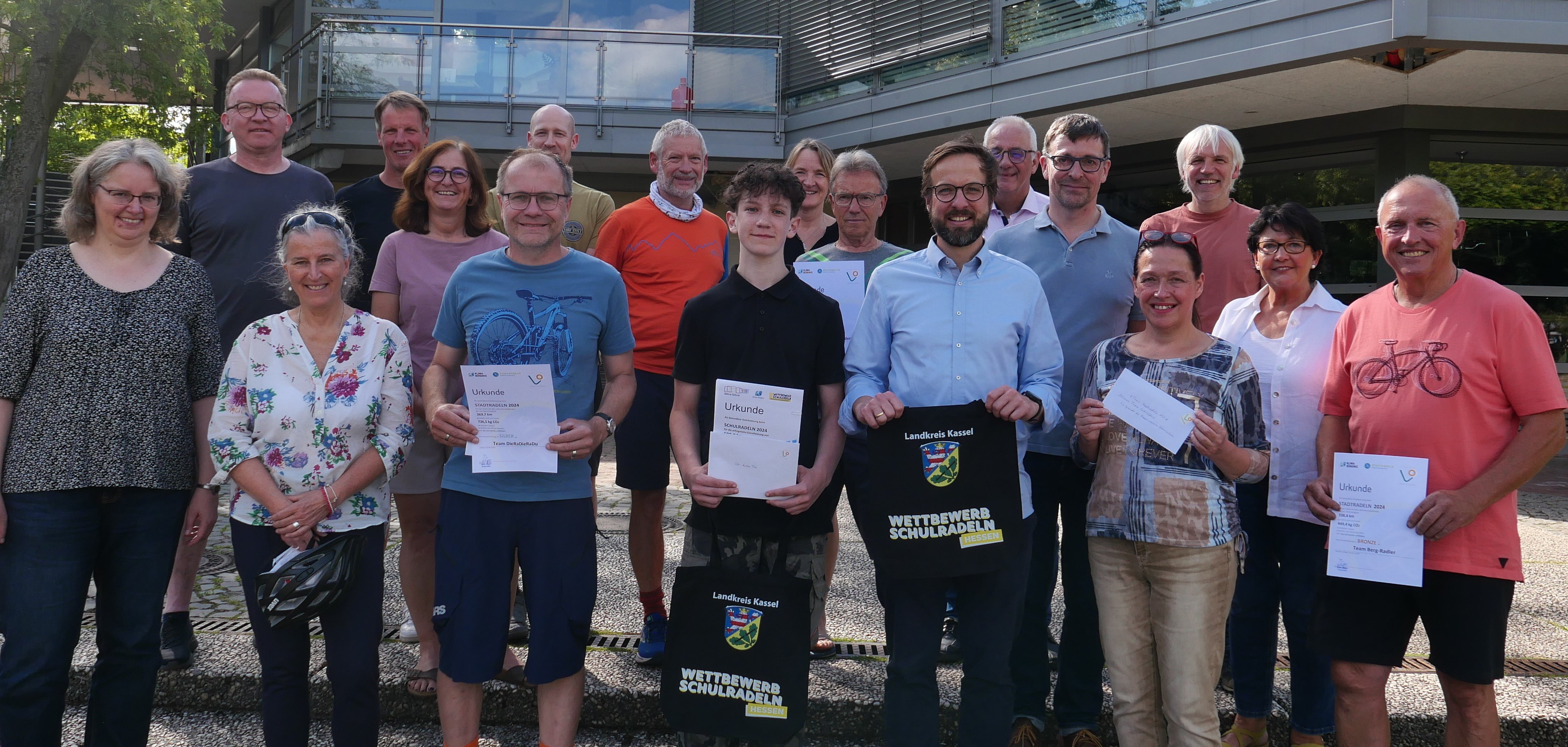 Sie freuten sich gemeinsam mit den Gewinnerinnen und Gewinnern über das gelungene STADTRADELN und SCHULRADELN 2024: Bürgermeister Uwe Jäger (3.v.o.r.), Erste Beigeordnete Bärbel Fehr (2.v.u.r.), Klimaschutzmanagerin der Gemeinde Lohfelden, Ursula Paul (u.l.), Schulleiter der Söhre-Schule, Arno Scheinost (2.v.o.r.), Mobilitätsbeauftragter der Söhre-Schule, Simon Dölle (4.v.u.l.), und Vorsitzende des Fördervereins, Melanie Ayivoh (3.v.u.r.).