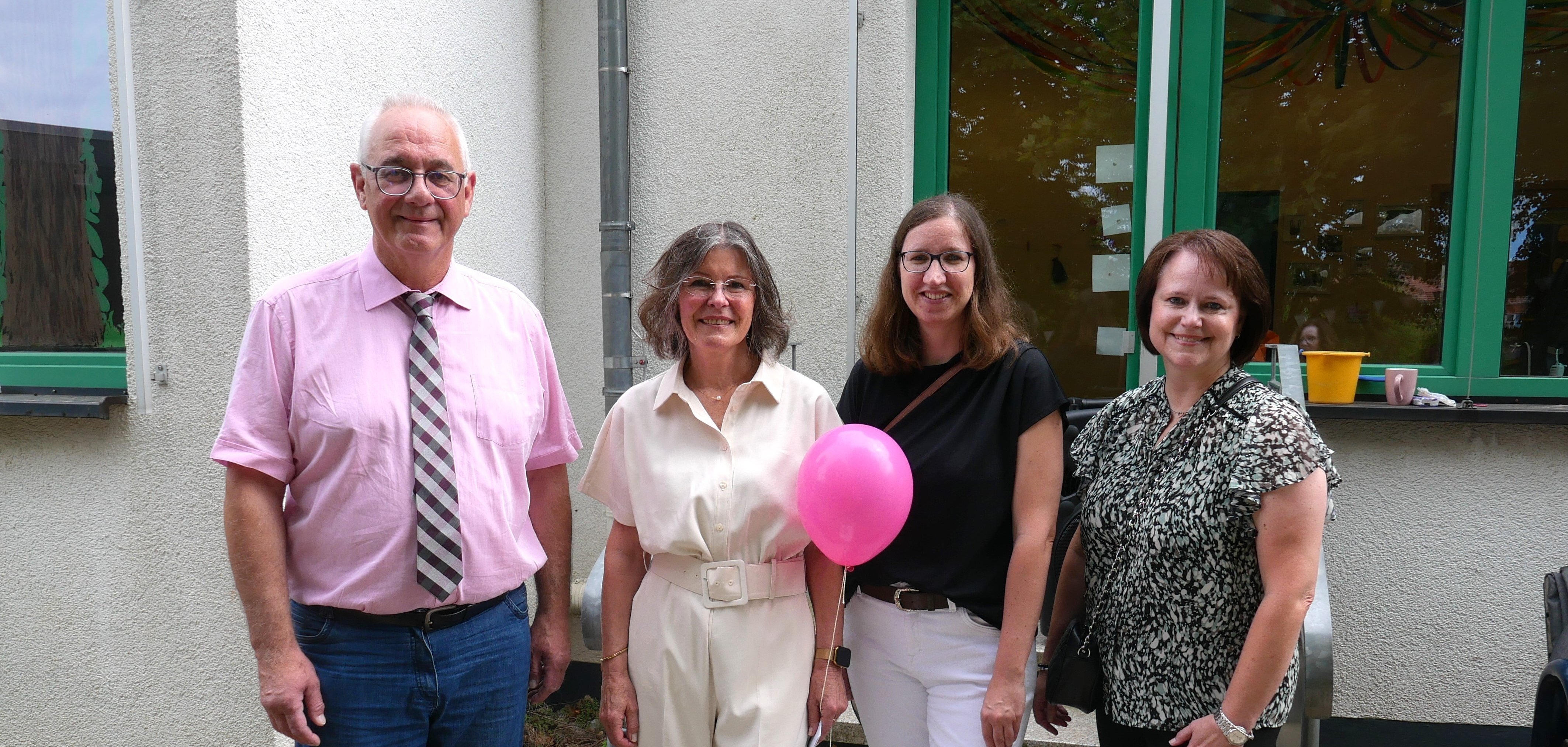 Die Leiterin der KiTa Löwenzahn im Fröbelweg, Krystyna Penkala (2.v.l.) wurde am 10. Juli 2024 von (v.l.n.r.) Bürgermeister der Gemeinde Lohfelden, Uwe Jäger, Personalratsmitglied Dana Witte und stellvertretender Leiterin des Fachbereichs Verwaltung und Ordnung, Tanja Hammer, in den wohl verdienten Ruhestand verabschiedet.