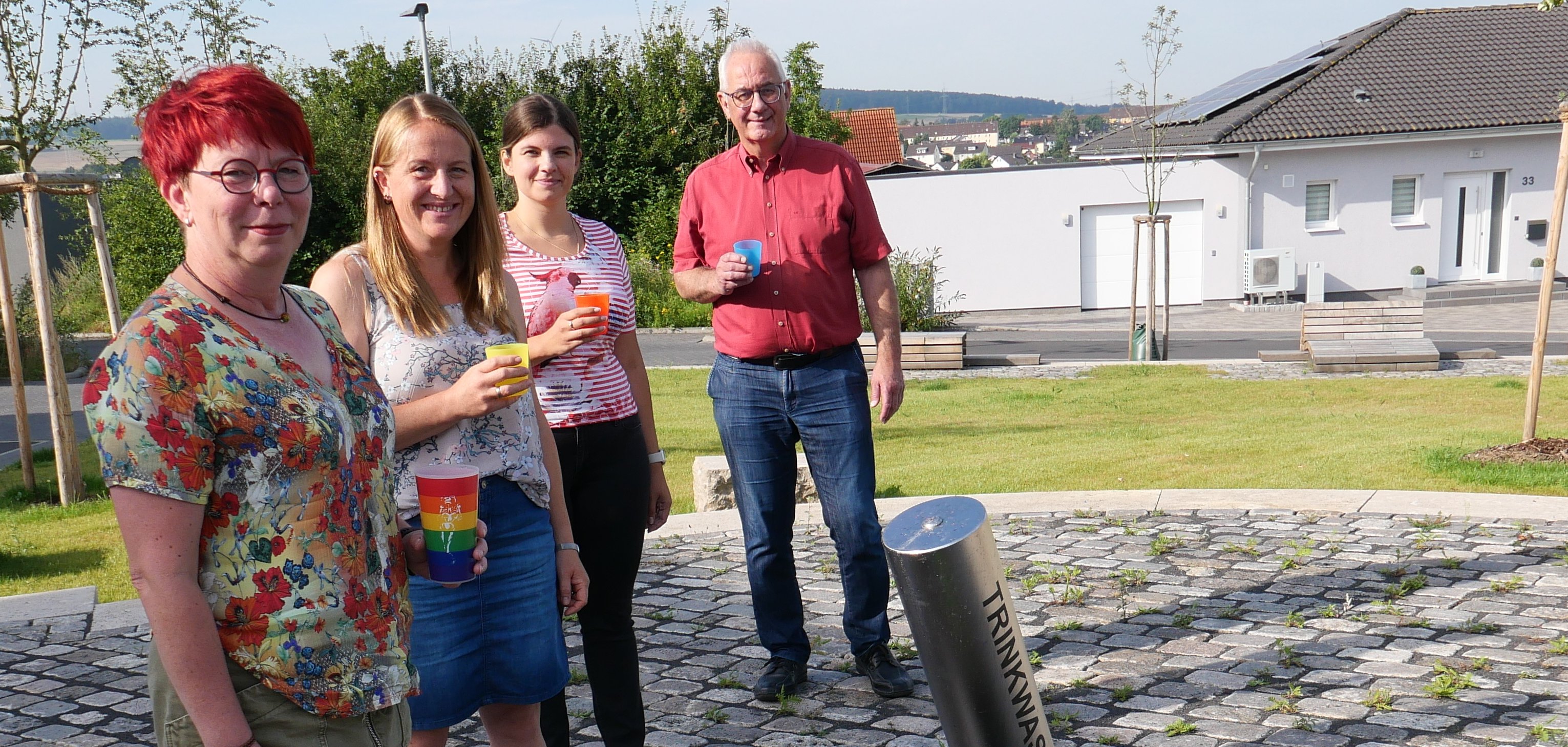 Bürgermeister Uwe Jäger testete am 31.07. gemeinsam mit der Fachbereichsleiterin des Fachbereichs Bauen und Wohnen, Sylvia Holz (l.), und den für das Projekt verantwortlichen Rathaus-Mitarbeiterinnen, Danica Wurmbach (2.v.l.) und Angelina Sporn, den neuen Trinkwasserbrunnen.
