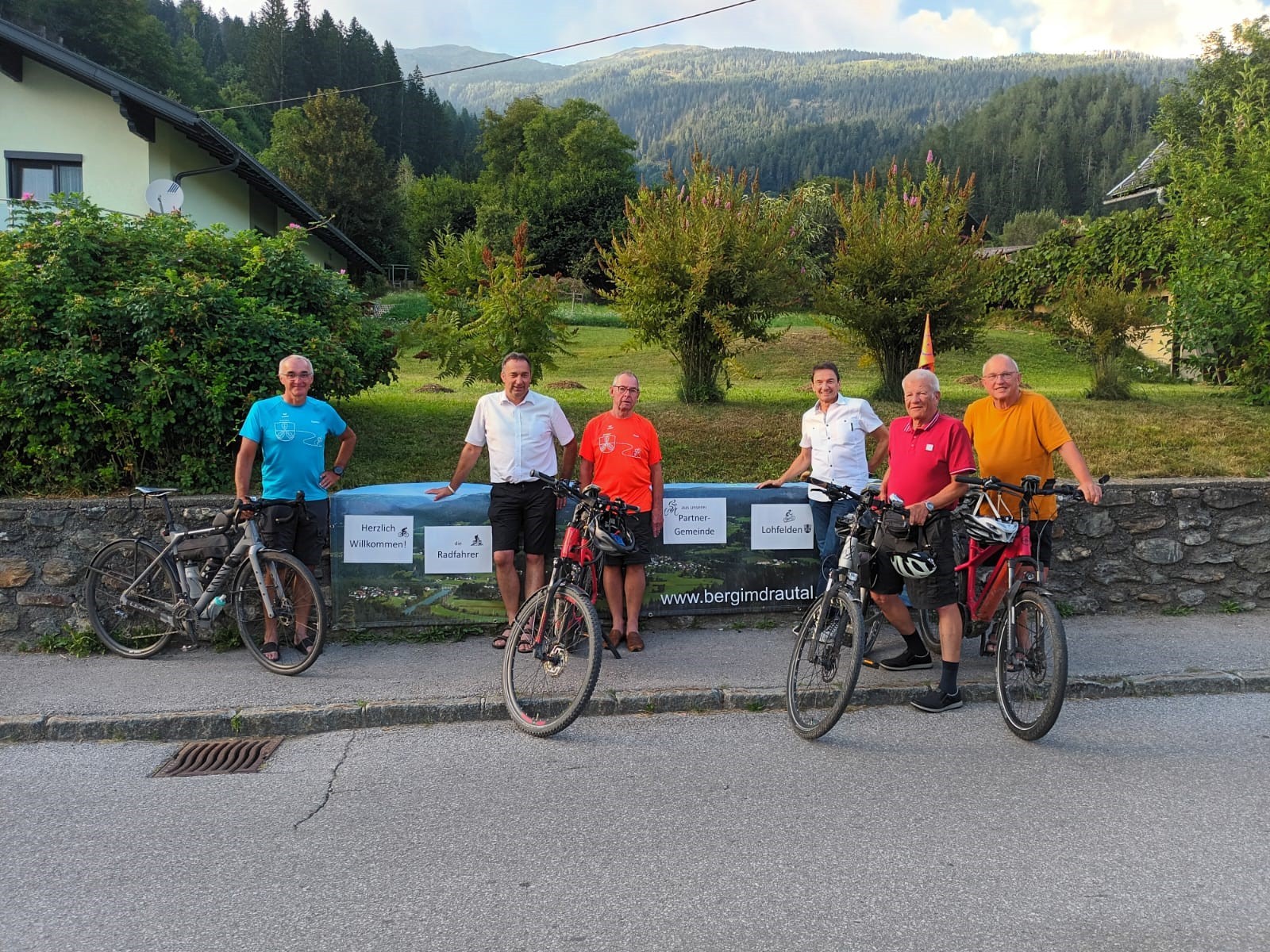 Ankunft in Berg im Drautal; Bürgermeister Wolfgang Krenn (2.v.l.) und Hauptamtsleiter Raimund Obermoser (3.v.r.) begrüßten die Radler (v.l.) Roman Kopecny, Horst Kühn, Joachim Derfin und Klaus Sturm am 20. August.