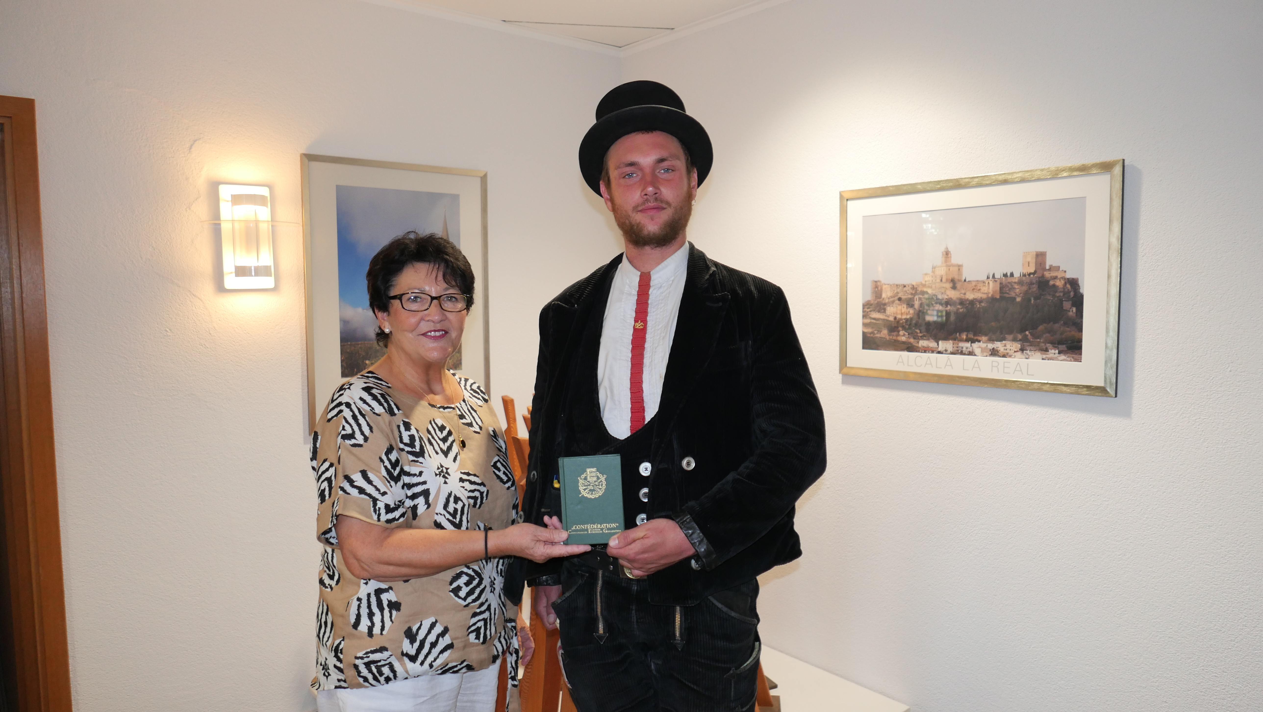 Der Handwerksgeselle Moritz Knüpfer stattete der stellv. Verwaltungschefin, Bärbel Fehr, am 06.09. auf seiner Wanderschaft von Kopenhagen in Richtung Schwarzwald einen kurzen Besuch ab.