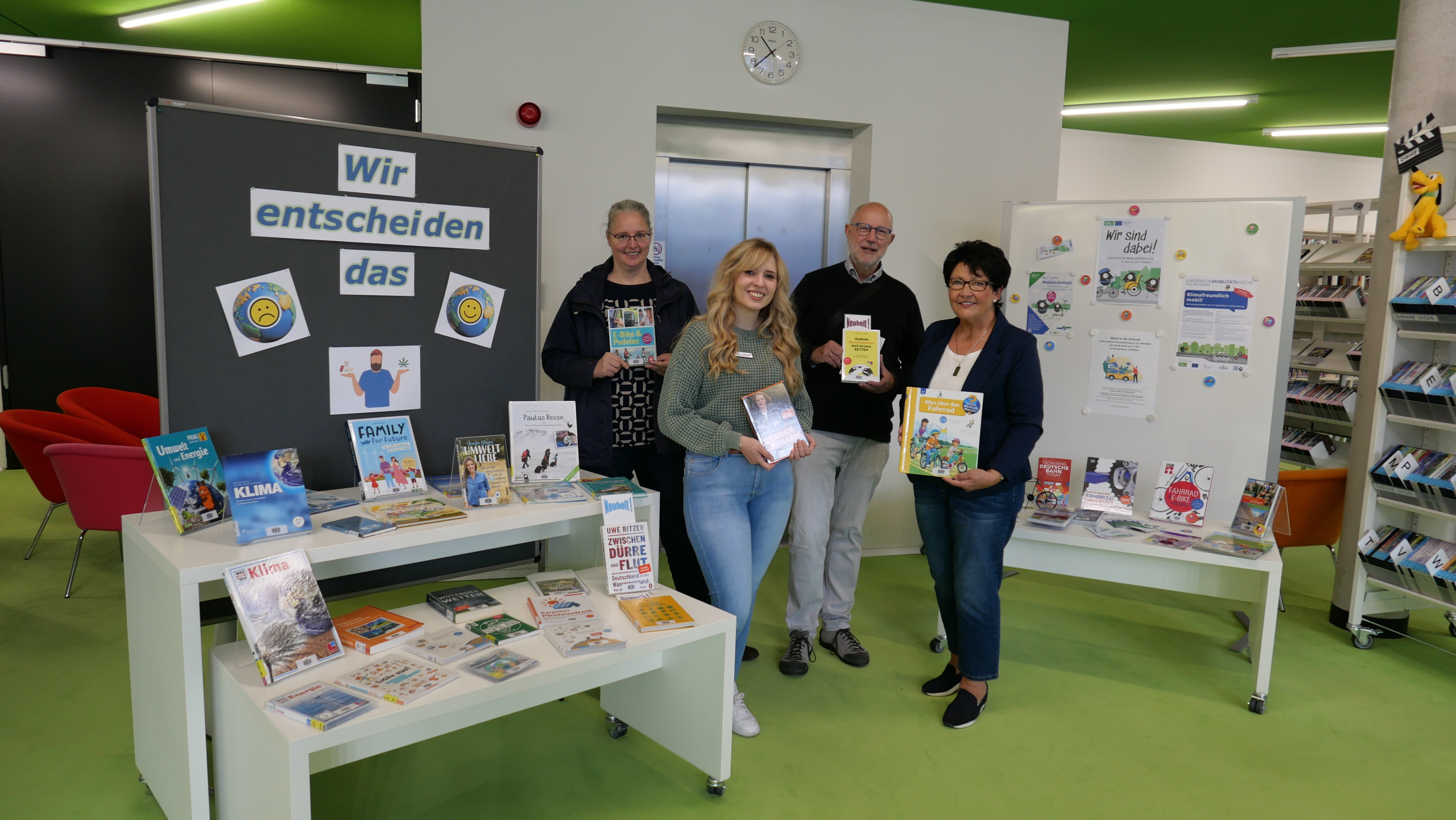 Erste Beigeordnete Bärbel Fehr (r.) eröffnete am 12.09. gemeinsam mit (v.l.n.r.) Klimaschutzmanagerin Ursula Paul, kommissarischer Büchereileiterin Louisa Theis und Vorsitzendem des Klimaschutzbeirates, Wolfram Dawin, den neuen Thementisch „Klima und Mobilität“.
