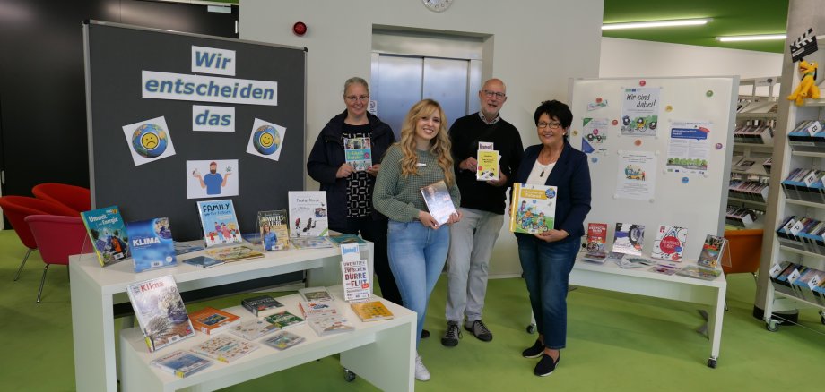 Erste Beigeordnete Bärbel Fehr (r.) eröffnete am 12.09. gemeinsam mit (v.l.n.r.) Klimaschutzmanagerin Ursula Paul, kommissarischer Büchereileiterin Louisa Theis und Vorsitzendem des Klimaschutzbeirates, Wolfram Dawin, den neuen Thementisch „Klima und Mobilität“.