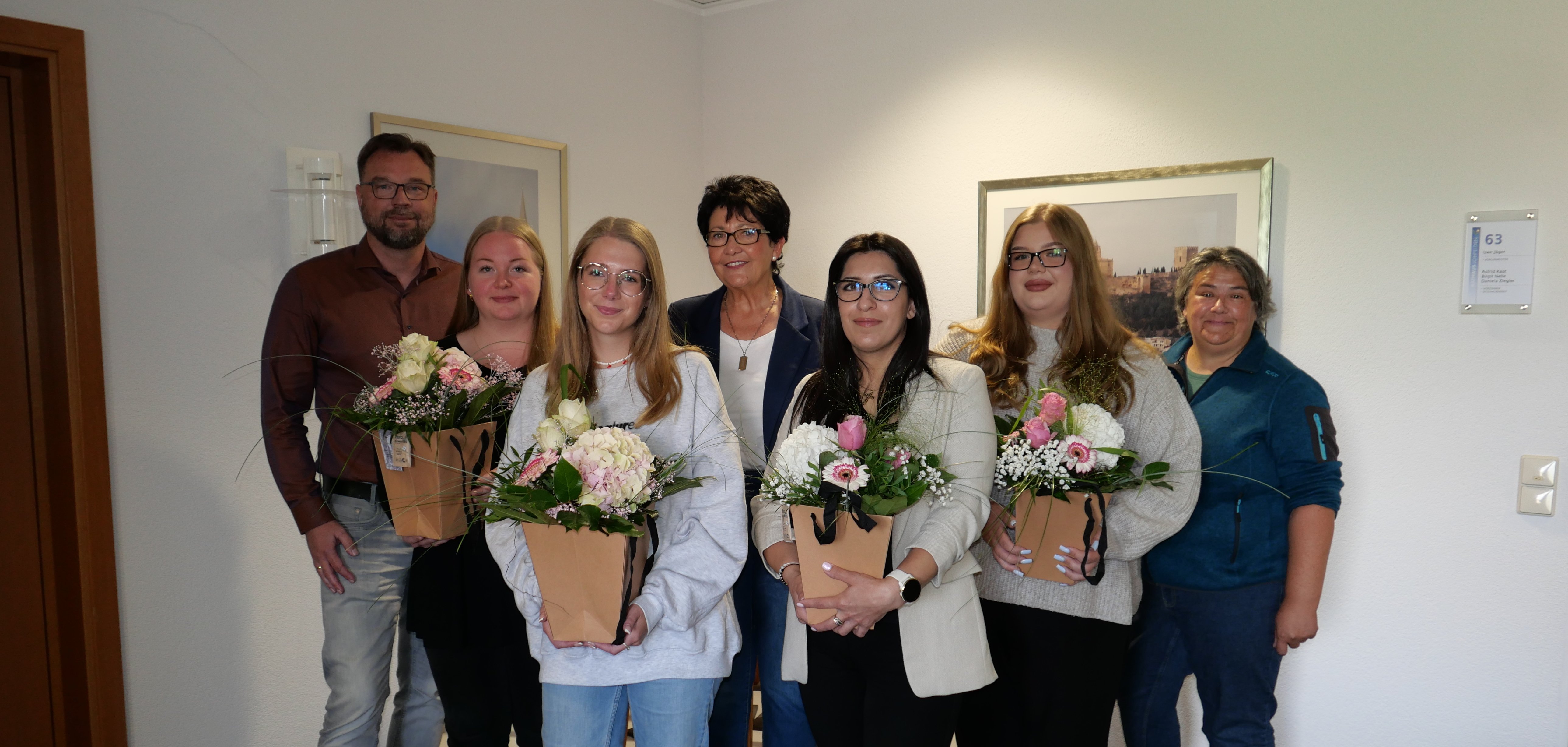 Im Rahmen einer Feierstunde am 12.09. gratulierte die Erste Beigeordnete der Gemeinde Lohfelden, Bärbel Fehr (M.), gemeinsam mit dem Leiter des Fachbereichs Verwaltung und Ordnung, Kai Hast (l.) und Lena Steffek-Herbold, Vorsitzende des Personalrats (r.), den Mitarbeiterinnen der Gemeinde Lohfelden (v.l.n.r.): Leonie Schweinsberg (Verwaltungsfachangestellte im Fachbereich 2 Finanzen und Bürger im Rathaus), Emma Fuhrmann (Erzieherin in der KiTa Die kleinen Strolche), Anahit Martirosjan (Erzieherin in der KiTa Lindenberg) und Hannah Harnisch (Erzieherin in der KiTa Löwenzahn) zu ihren bestandenen Prüfungen.