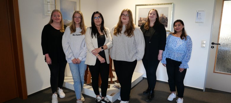 Die frisch ausgelernten Mitarbeiterinnen Leonie Schweinsberg, Emma Fuhrmann, Anahit Martirosjan und Hannah Harnisch (v.l.n.r.) begrüßten am 12.09. Henna Totakhel (r.) und Nora Bräuer (2.v.r.), die derzeit ihre Ausbildung zur Verwaltungsfachangestellten im Rathaus absolvieren. Die frisch ausgelernten Mitarbeiterinnen Leonie Schweinsberg, Emma Fuhrmann, Anahit Martirosjan und Hannah Harnisch (v.l.n.r.) begrüßten am 12.09. Henna Totakhel (r.) und Nora Bräuer (2.v.r.), die derzeit ihre Ausbildung zur Verwaltungsfachangestellten im Rathaus absolvieren.