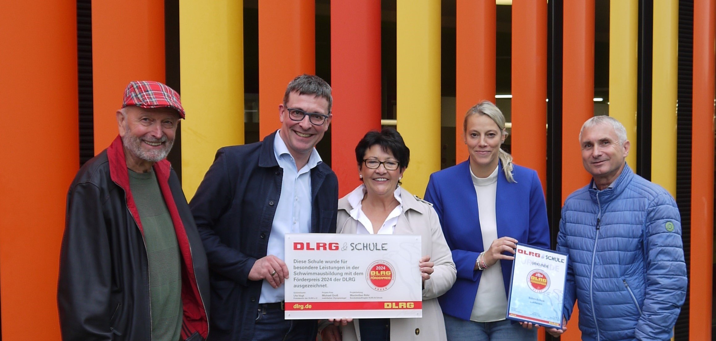 Zur Auszeichnung der DLRG gratulierten v. l. n. r. Klaus Michel als langjähriger Förderer des Schwimmsports an der Schule, Schulleiter Arno Scheinost, Lohfeldens Erste Beigeordnete Bärbel Fehr, Ekaterina Menne (Mitglied der Schulleitung) und Uwe Koch, Fachbereichsleiter Schulen, Sport und Mobilität beim Landkreis Kassel.