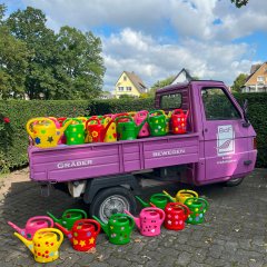 Lohfeldener Kindergartenkinder hatten Gießkannen gestaltet.