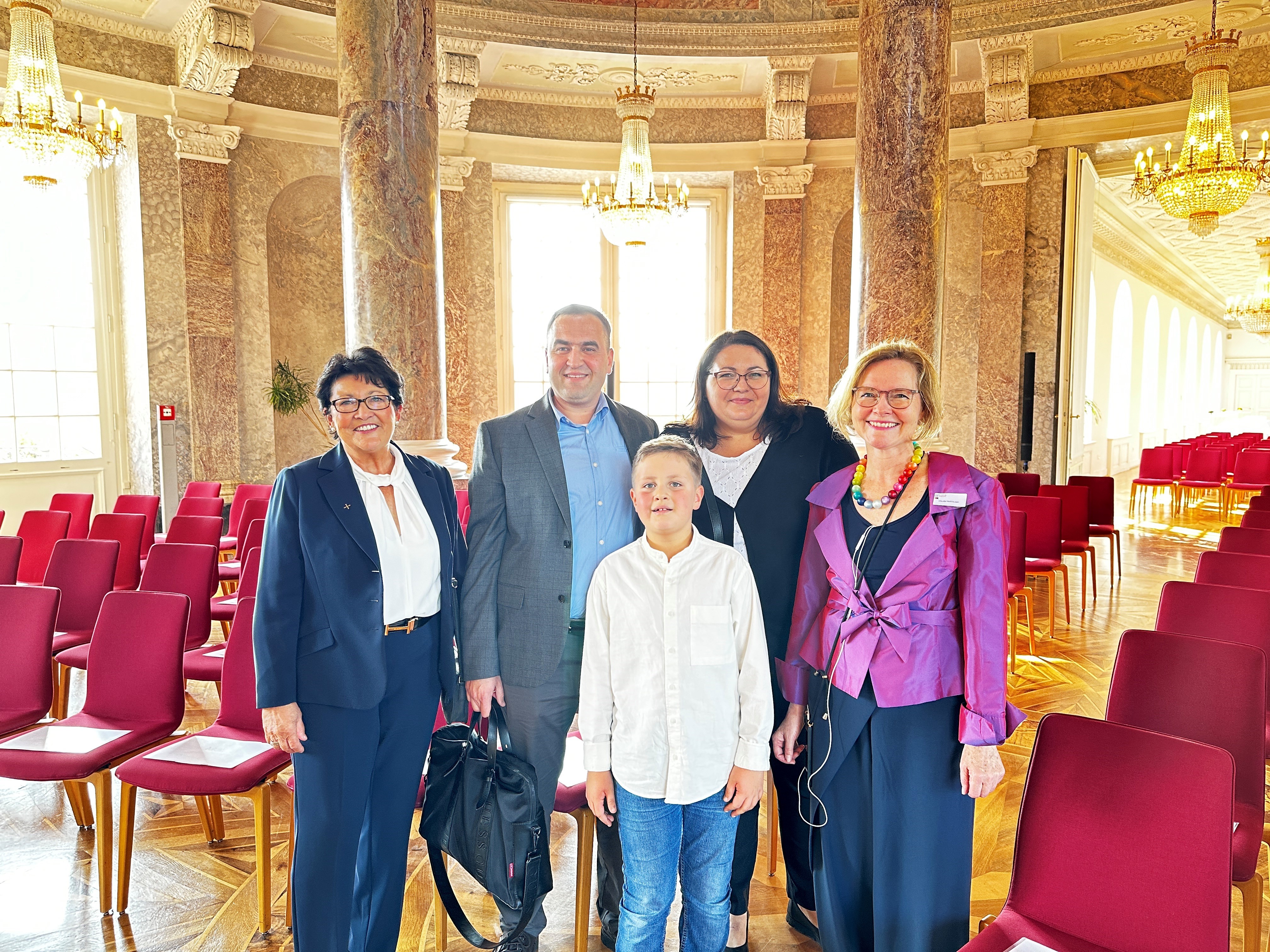 Erste Beigeordnete der Gemeinde Lohfelden, Bärbel Fehr (l.), freut sich gemeinsam mit Claudia Hackhausen (r.), stellv. Abteilungsleiterin Integration beim Hessischen Ministerium für Arbeit, Integration, Jugend und Soziales, die gleichzeitig den feierlichen Abend moderierte, über die Einbürgerung von Familie Rau. Erste Beigeordnete der Gemeinde Lohfelden, Bärbel Fehr (l.), freut sich gemeinsam mit Claudia Hackhausen (r.), stellv. Abteilungsleiterin Integration beim Hessischen Ministerium für Arbeit, Integration, Jugend und Soziales, die gleichzeitig den feierlichen Abend moderierte, über die Einbürgerung von Familie Rau.