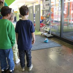 Bücherei-Roboter Dash begrüßt die Kinder.