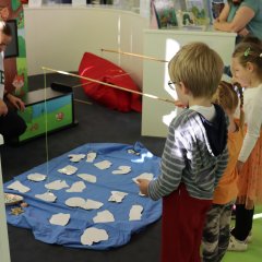 Mit den Angeln fangen die Mädchen und Jungen ihre Heldinnen und Helden aus den Büchern wieder ein.