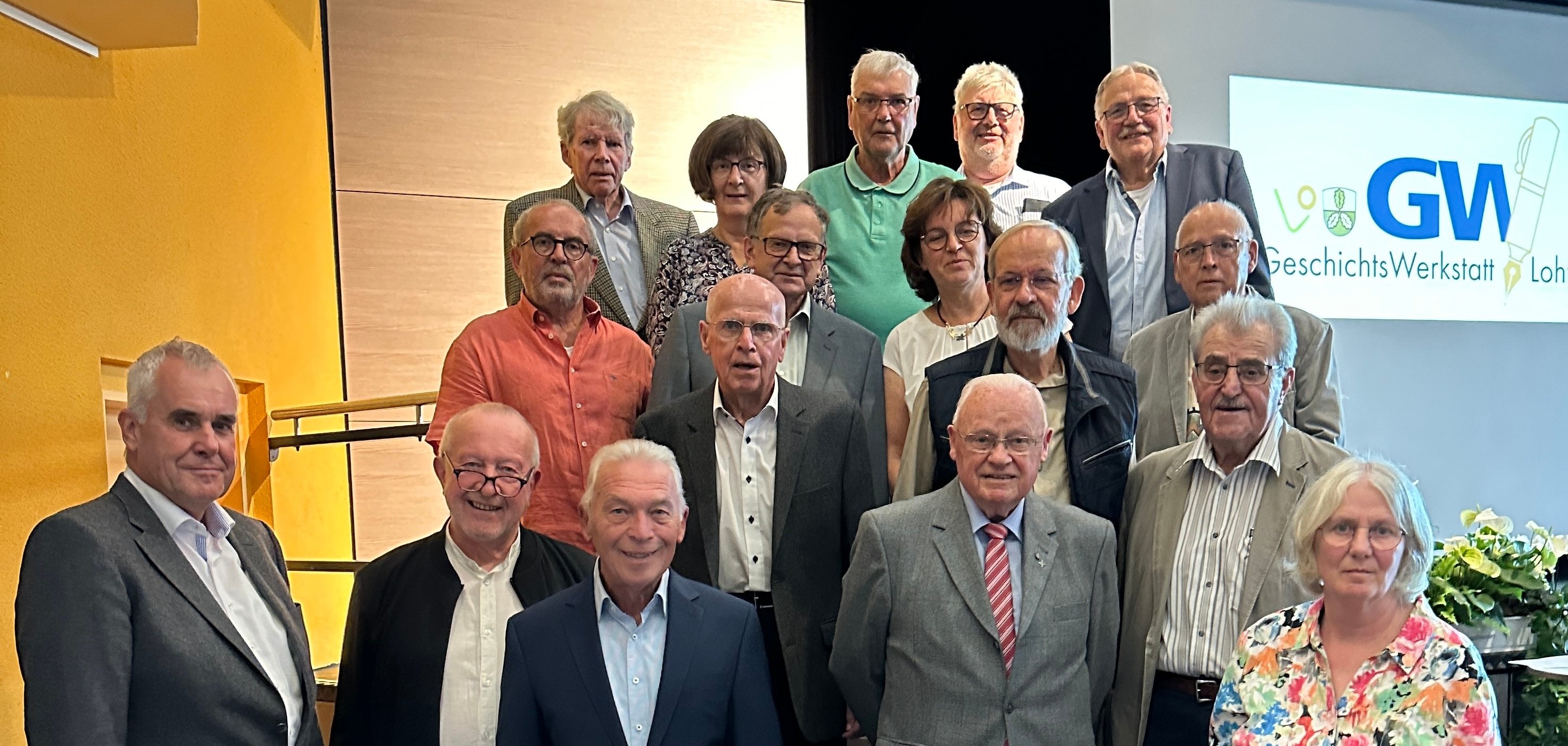 Aktive Mitglieder der Geschichtswerkstatt, Reihen v.l.n.r. – Obere Reihe Horst Fehr, Ulrike Sturm, Kurt Hummelt, Walter Wittig und Hannes Preßler; 2. u. 3. Reihe von oben Wilfried Kehl, Dieter Bauer, Herman Kinzl, Dagmar Langer, Erich Bölling-Pitzschke und Günter Kruse; vordere Reihe Herbert Brethauer, Michael Reuter, Volker Wagner, Walter Pfaffe, Rudi Gippert und Dr. Angela Pitzschke.