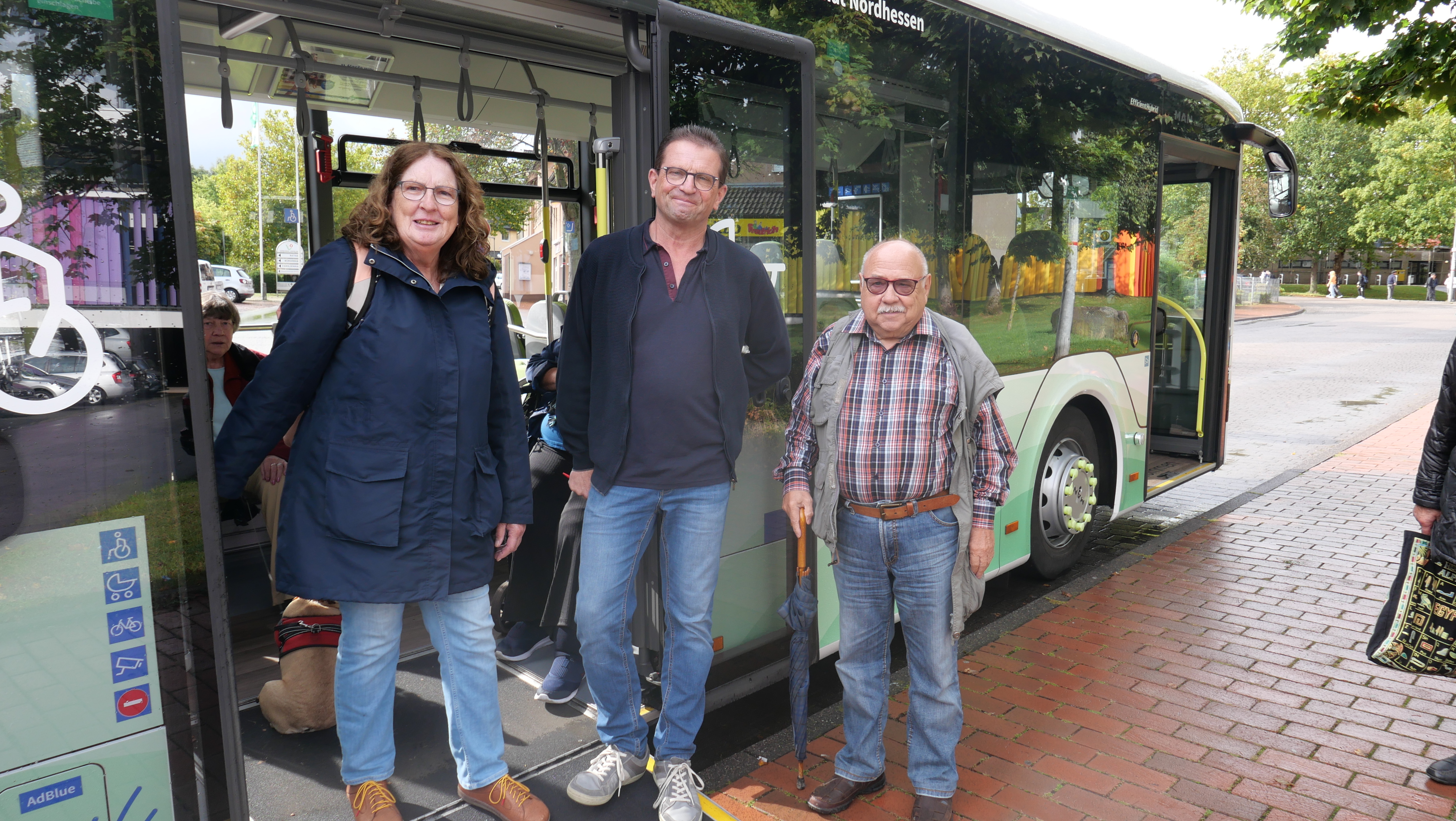 Der Vorsitzende des Seniorenbeirates, Karl Schäffer, (r.) und die stellv. Vorsitzende, Karin Schnell, gemeinsam mit Busfahrer Frank Müller.