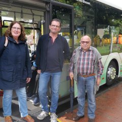 Der Vorsitzende des Seniorenbeirates, Karl Schäffer, (r.) und die stellv. Vorsitzende, Karin Schnell, gemeinsam mit Busfahrer Frank Müller.