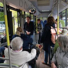 Die Gäste gemeinsam mit Busfahrer Frank Müller (M.) während des theoretischen Teils im Linienbus.