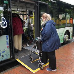 Eine Teilnehmerin übte den Einstieg in den Bus über die ausklappbare Rampe.