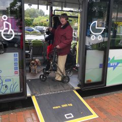 Geschafft! Auch der kleine Hund ist zusammen mit seinem Frauchen sicher über die Rampe im Bus angelangt.