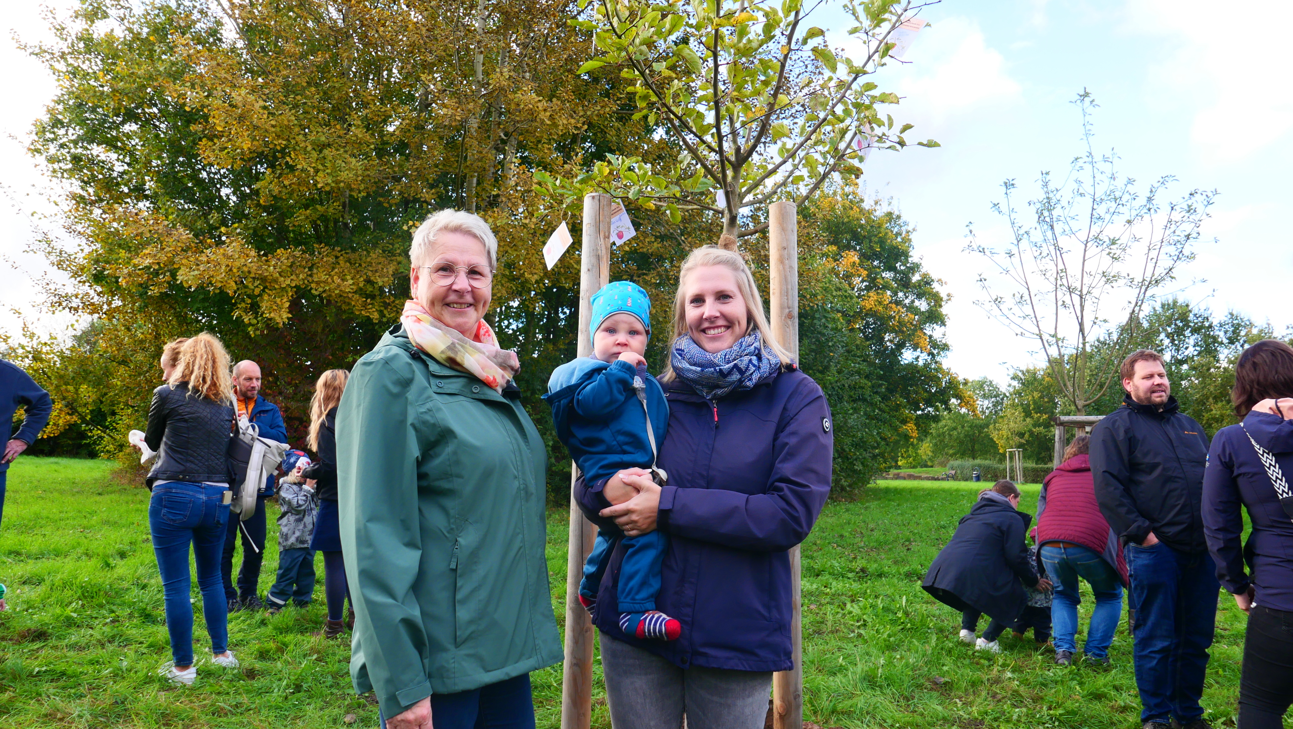 Mama Nina Nägel (r.) freut sich gemeinsam mit Oma Conny Zufall über den Apfelbaum für ihren kleinen Sohn Phil Nägel.
