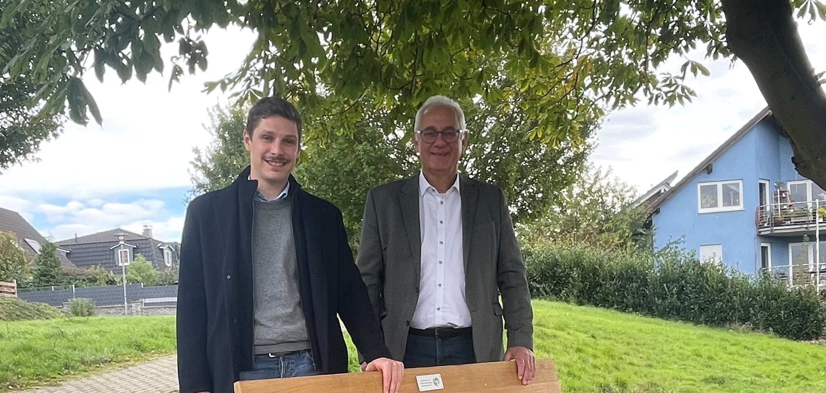 Christof Mühling, Leiter der EAM Netzregion Baunatal/Hofgeismar (l.), übergab am 14. Oktober eine neue Wanderbank an Lohfeldens Bürgermeister Uwe Jäger.