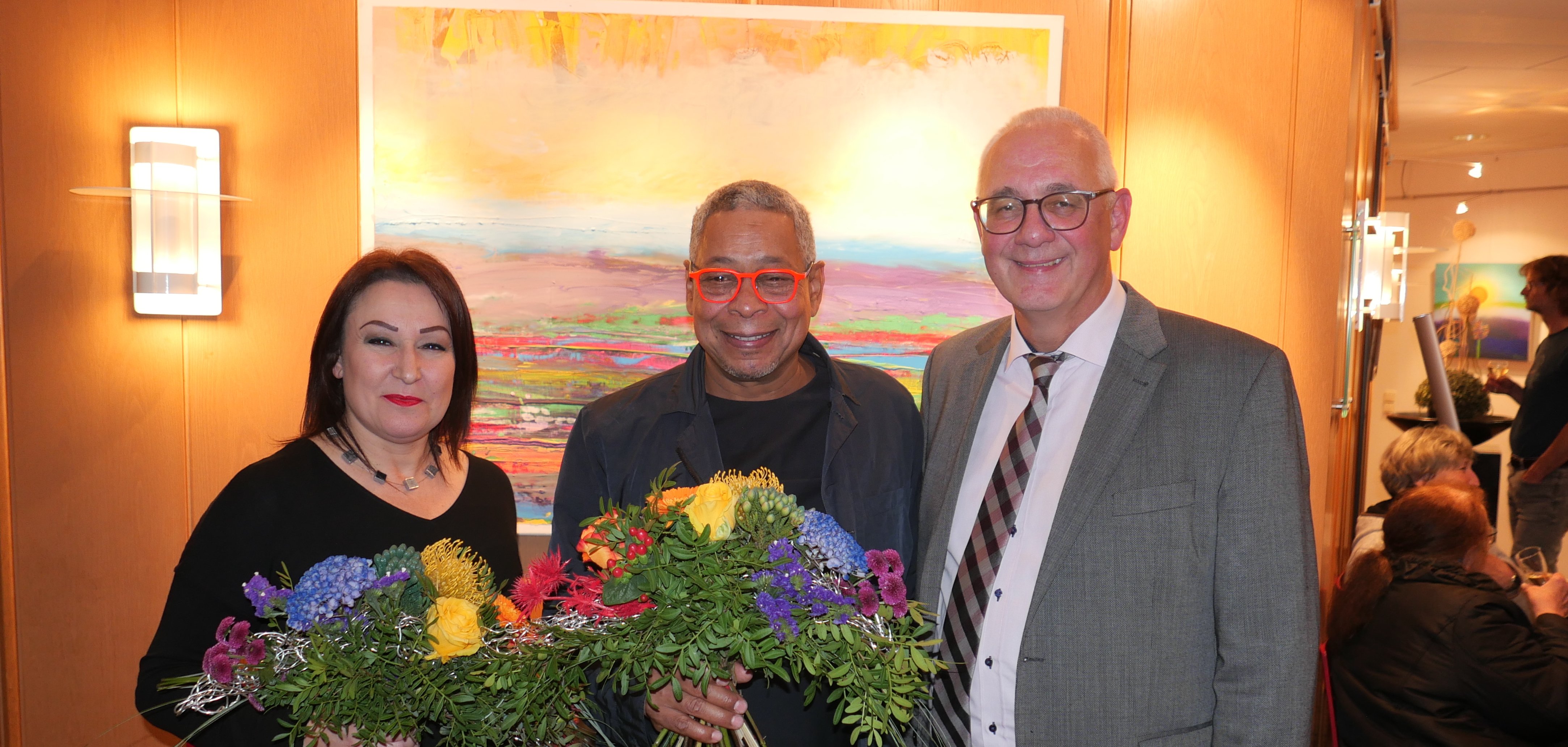 Bürgermeister Uwe Jäger (r.) bedankte sich beim Künstler Zaki al Maboren (M.) für die Ausstellung seiner Werke im Rathaus. Sonja Rossettini (l.) stellte den Künstler im Rahmen eines Interviews vor. 