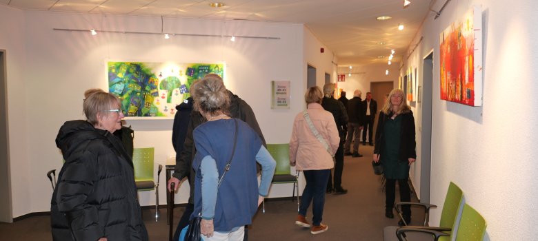 Kunstinteressierte im 1. Obergeschoss des Rathauses